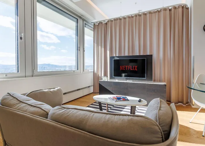 Luxury With Skyline View Apartment *